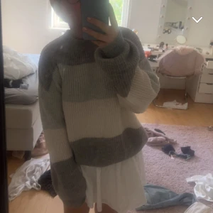 Stickad tröja - Stickad tröja i bra skick💗