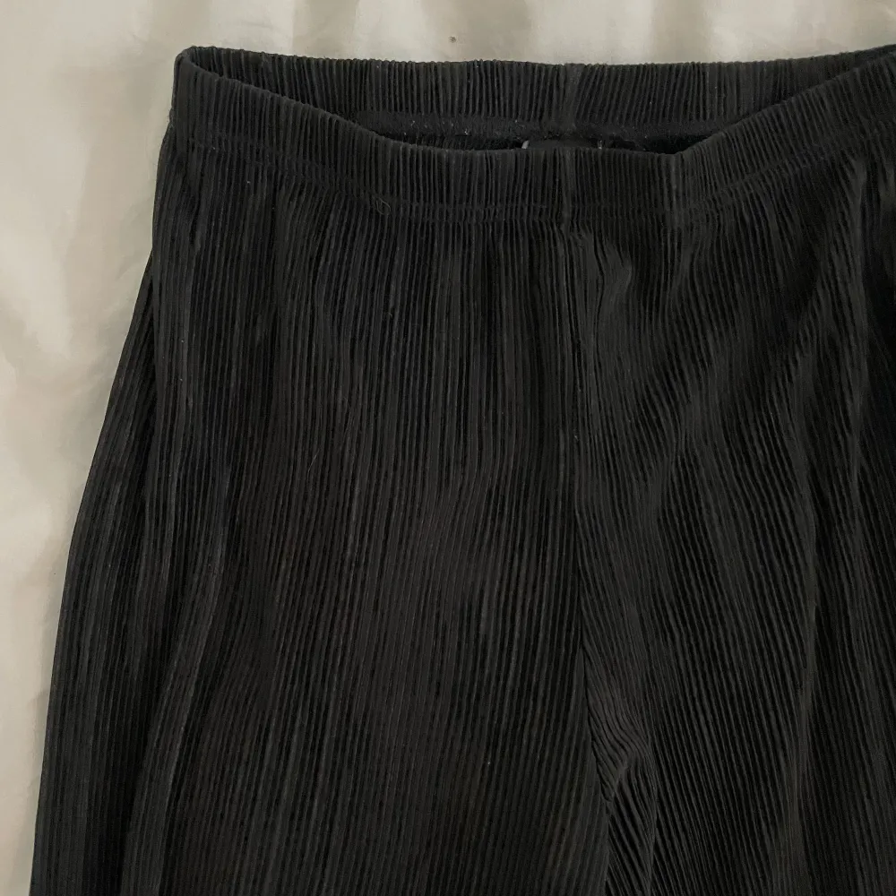 Svarta byxor, typ vofflat mönster, väldigt sköna!. Jeans & Byxor.