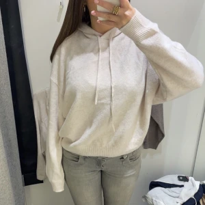 Stickad hoodie - Så snygg stickad hoodie från Lindex❤️‍🔥❤️‍🔥 i använt skick som man kan se på andra bilden därav priset 