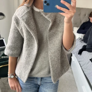 Trekvartsärmad kappa! - Så snygg grå trekvartsärmad kappa som passa till allt och är perfekt till våren❤️