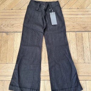 Kostymbyxor - Helt nya kostymbyxor med prislapp kvar från Attrativo. Färgen syns allra bäst på sista bilden.