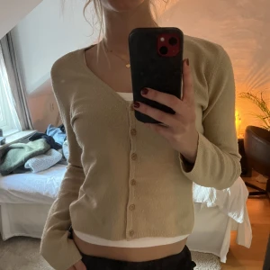 HENNES - säljer min kofta från HENNES som inte kommer till användning längre