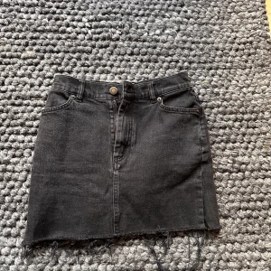 Svart jeans kjol - Sjukt snygg svart jeans kjol från &other stories💖super snygg till sommart