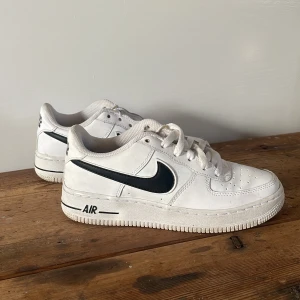 Nike air force - Använda 1 eller två gånger pga för liten storlek för mig. Näst intill helt nytt skick. Dock är skosnöret borta på ena skon… 