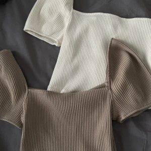 Toppar  - Säljer dessa två toppar från h&m! Krämvit och brun färg! Aldrig använda och superfina till våren 🤍🤎Köp en för 100 kr eller få 2 för 200 kr 🥰