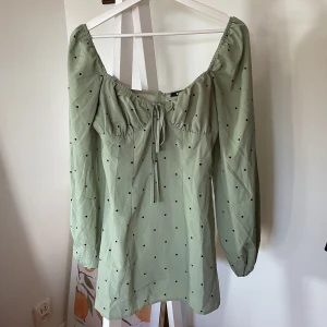 Grön klänning  - Grön klänning från Missguided. Den är i petite så är relativt kort i modellen👀