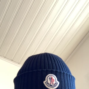 Moncler mössa - Säljer min moncler mössa äkta sårklart har gjort legit check på den, för jag använder inte den längre , det är en äldre modell så den har inte nfc Scan men den har qr kod, kom privat för intresse eller mer bilder MVH Max.
