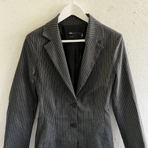 Randig kavaj  - Säljer denna superfinakavajen pågrund av att jag inte får användning av den. Jättefint skick. Köpt på asos och använd fåtal gånger. Asos tall passar även korta personer precis som jag. 