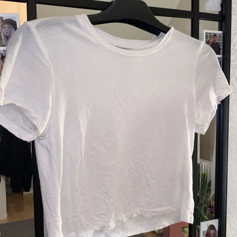 Lite oversize vit tröja. Tröjan är i xxs men är som en S. Använd 1 gång ungefär så är i bra skick🤍🤍. T-shirts.
