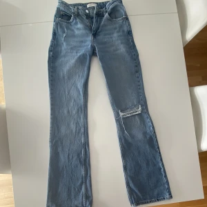Jeans - Använda fåtal gånger. Säljer pågrund utav att jag har växt ur dem. 