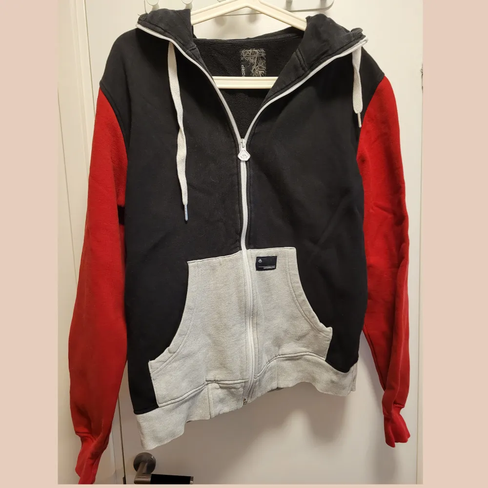 Size m black white and red hoodie. Lightly used with great condition 80% cotton. Has a hood pocket with a zipper. Feel free to contact for more info & Swedish. . Hoodies.