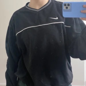 Nike sweatshirt - Säljer denna svarta Nike sweatshirt. Supersnygg och jätte mysig, säljer för att inte kommer till användning längre 