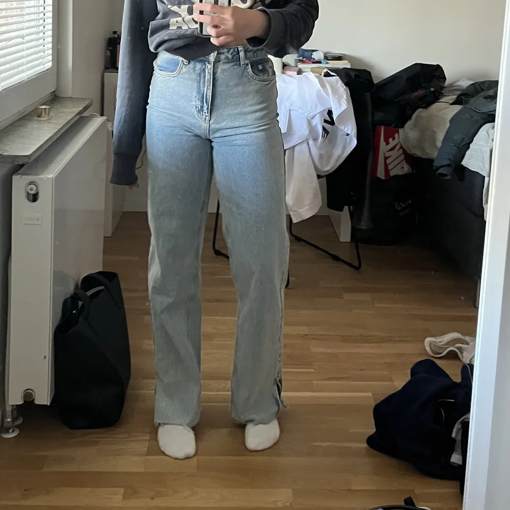 Högmidjade jeans men slits på utsidan, snygga och bra passform men säljer för att jag ej använder dom . Jeans & Byxor.