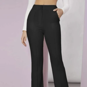 Svarta kostymbyxor  - !! Byxorna är upplagda (men inget som syns på utsidan som ni ser på bild 2)  På längden passar de nu mig som är ca 156cm men går lätt att sprätta upp och få tillbaka längden. Även lagad på ”haken” (bild 3)  -Därav priset  🫶🏼