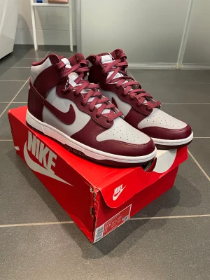 Nike dunk high  - Storlek 44,5 Endast testade inomhus  Original box medföljer vid köp  Kan frakta eller mötas upp I butik ligger de på runt 1500