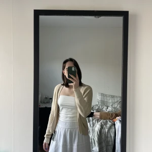 Koftor strl M/S - Två fina koftor, beiga från Zalando i XS och blåa/vita från Hollister i strl M. Båda passar S-M. Bra skick, 150kr st.