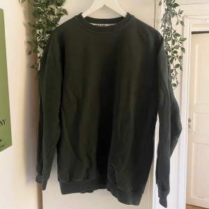 mörkgrön sweatshirt i storlek M köpt second hand. skriv om du har några frågor :)