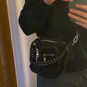 Noella axelremsväska  - Köpt på plick och endast använt ett fåtal gånger 🌟 skicket är begagnat men mycket fint! Blixtlåset har krånglat ibland, men går säkert att fixa . kontakta för fler frågor :)