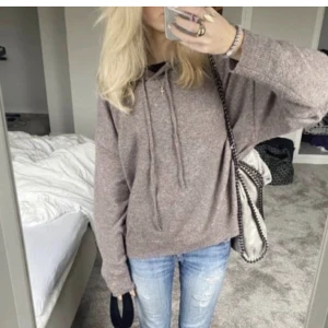 Stickad hoodie - Säljer min superfina stickade hoodie från Lindex som är i nyskick. Använd ca 2 ggr. Nypris 350 och slutsåld💗💗