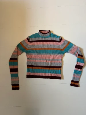 Randig turtleneck - Har varit en riktig favorit! Dock så är den inte riktigt min stil längre och kommer inte till användning längre🫶. Den är ganska varm och i ett stickat material och sitter tajt💗