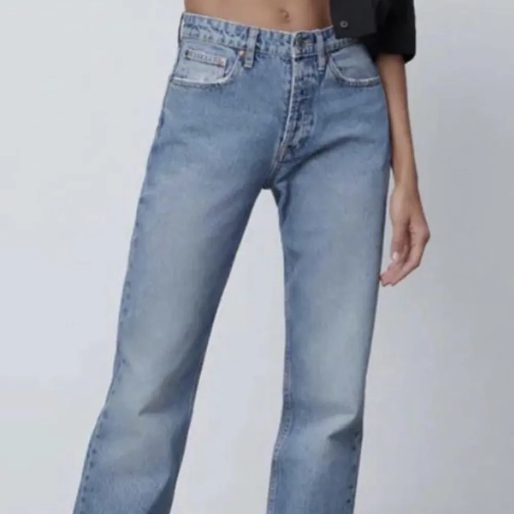 Sjukt snygga mid rise straight jeans från Zara som inte säljs längre!! Passar till allt, säljer för endast 150 kr st!❤️. Jeans & Byxor.