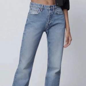 Sjukt snygga mid rise straight jeans från Zara som inte säljs längre!! Passar till allt, säljer för endast 150 kr st!❤️