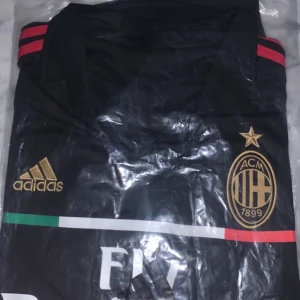 Ac Milan Retro kit - Aldrig använt, säljer pga för liten tröja. Storlek M. Pris kan diskuteras. Köp sker via swish🤝