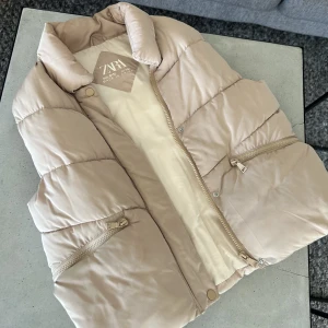 väst från zara - skit snygg väst från zaras barnavdelning. Stolek 9-10 år tror jag men passar mig perfekt som är 172 cm lång.