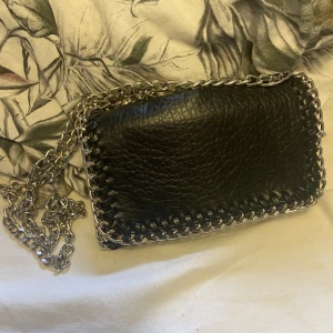 Tiamo väska - Säljer min Tiamo väska som är svart i minsta storleken❤️Mycket fint skick och knappt använt! Pris kan diskuteras 