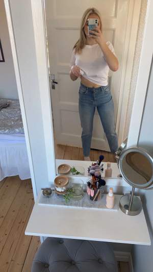 Stretchiga mom jeans från Gina i strl 36💗 bra skick men använder ej, ser lite konstiga ut på mig på bilden men de är lite försmå för mig💗Obs!! Frakt tillkommer💗