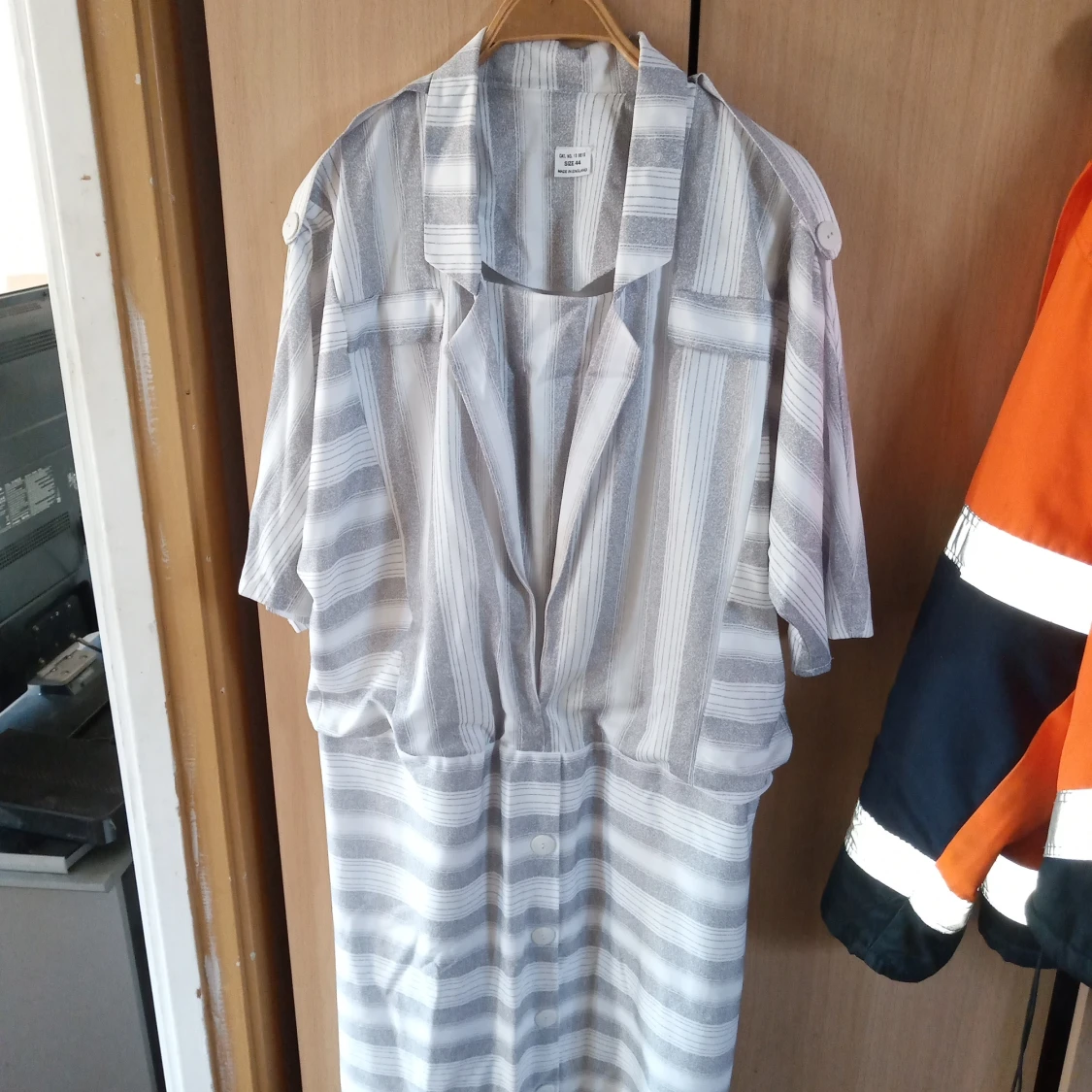 Klänning grå/vit randig stl 44 . - 90