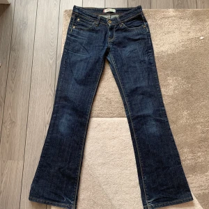 Lågmidjade levi’s jeans - Detta är ett par av mina absoluta favoritjeans som tyvärr har blivit för små för mig. Sitter verkligen så snyggt och det gör ont att sälja dem. Jeansen har dessutom inga som helst skador. Jag köpte jeansen för ungefär 1200kr.