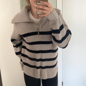Stickat - Randig stickad tröja från STOCK LM. Super fint skick, använd Max 3 gånger. Beige med svarta ränder. Nypris: 699kr