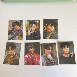 BTS fake love lomo postcards gift for army (army bomb) - bts postcards army bomb ver. 3 i nyskick :D alla för 300 en för 45