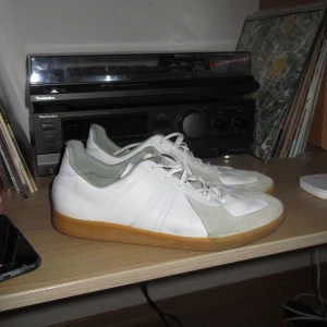 German Army Trainers - German Army Trainers GATS Producerade åt tyska armén, designade av Audi Dassler (Adidas) Jättebra skick, knappt använda Väldigt lika Maison Margielas kopia av dem, även drag av Adidas Samba