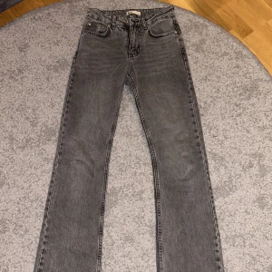 Gråa jeans - Säljer nu dessa Gina Tricot jeans dom heter full lenght och är midwaist eller lowwaist beroende på hur man vill att de ska sitta!💖Nypris 500 kr! Storlek 32, 32 cm i midjan och 82 cm i längd!💞💞 Har endast dessa kort!💖💖KOLLA IN MINA ANDRA ANNONSER!💖💖