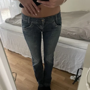 Lågmidjadd jeans - Lågmidjadd jeans använt endast några gånger. Storlek 36 men skulle säga dem passar allt mellan 34-38