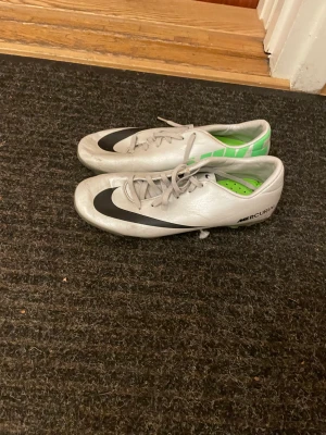 Nike merciual Fotbollsskor  - Nike merciual fotbollsskor strl 35 fina är i ganska bra skick för konstkräs