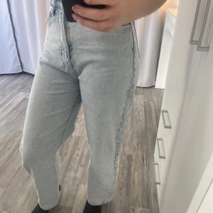 Jeans - Blåa high waist jeans från Gina Tricot, storlek 32💙 säljer för att de är för små för mig