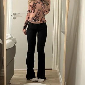 Oanvända Lågmidjade kostymbyxor Bikbok - Säljer mina helt oanvända Lågmidjade kostymbyxor från bikbok i modellen ”Vera petty”. Köpte fel storlek och hann tyvärr inte lämna tillbaka. Köpt för 400kr. Dessa är helt slutsålda i affär och online!