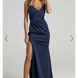 Balklänning - Säljer denna balklänning i storlek 36! Oanvänd med lappar kvar!