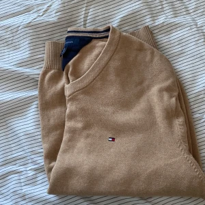 Tommy hilfiger tröja - Väldigt oversized på mig men jätte snygg köpte vintage 