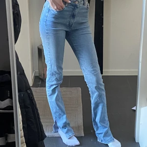 Jeans - Jeans med slit från zara. Storlek 38 men passar både 36 och 34! I fint skick💗