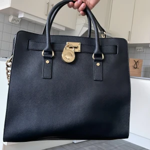 Michael kors - äkta - Köpte i usa 2018 och säljer för använder inte längre. Priset är 1000kr kan diskuteras vid snabb affär.