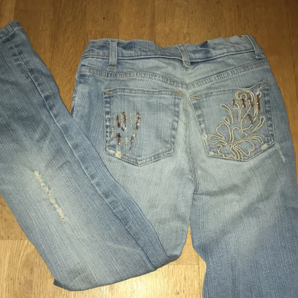 Säljer dem här low waist jeansen med boot cut och broderi. Väldigt fina och är som nya. Säljer där av att dem är för små. Hör av vid frågor💕. Jeans & Byxor.