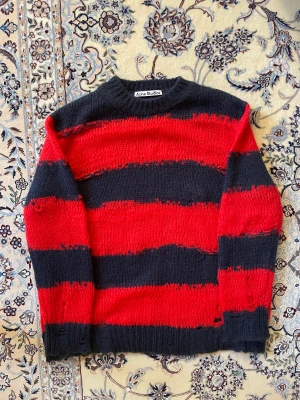 Acne studios Distressed sweater - Tvär fet Distressed mohair tröja med otroliga detaljer från Acne studios. Den är knappt använd, inte mer än 10 gånger då den inte passade in i min garderob. Går för 4000 på deras hemsida.