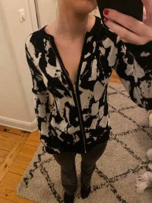 Mönstrad kofta!  - Mönstrad jätte cool kofta! Kan ha på olika sätt❤️❤️❤️toppskick 