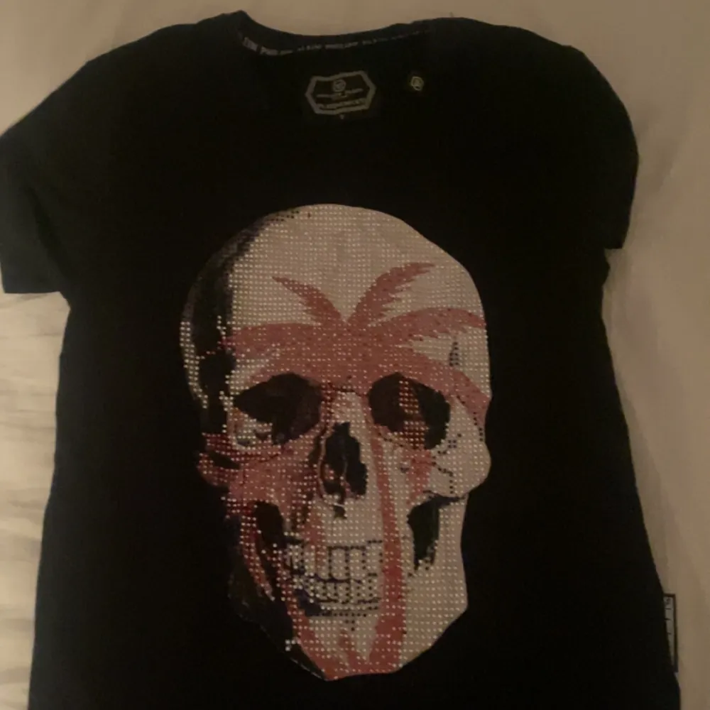 Philipp-plein skull t-shirt med glitter Skick: 7/10 Strlk: S Pris: 1400kr (disskuterbart). T-shirts.