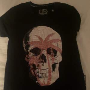 Philipp-plein skull t-shirt med glitter Skick: 7/10 Strlk: S Pris: 1400kr (disskuterbart)