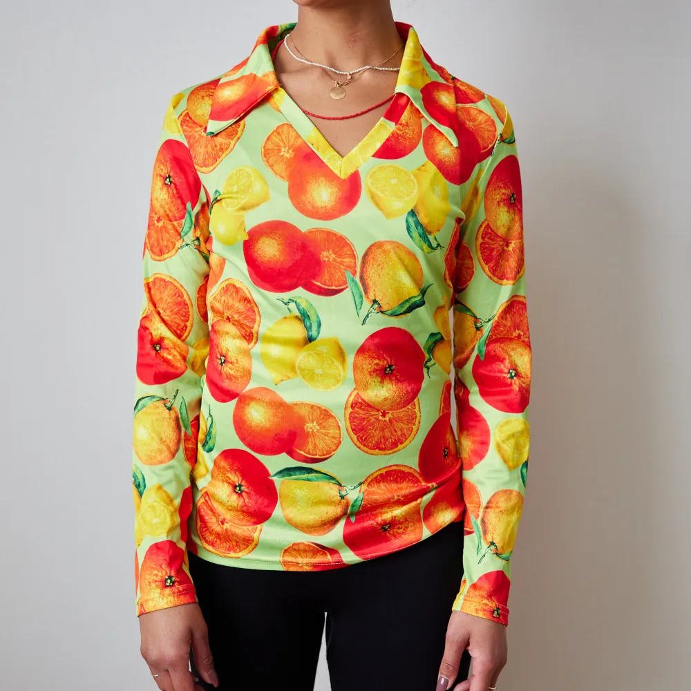 En silkig tröja i polyester med citrusfrukter på, passar både S och M. Stretchig!. Tröjor & Koftor.